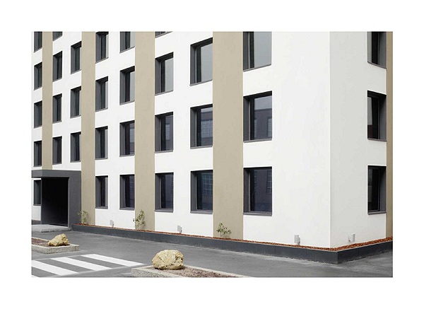 Gewerbegebude - Business Building 2012,  C-Print, 128 x 176 cm